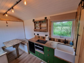 Rusty - Shepherds hut sleeps up to 4